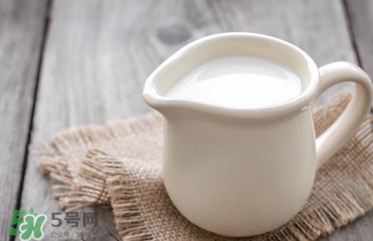 胃脹氣可以喝牛奶嗎？胃脹氣喝牛奶會(huì)怎樣？