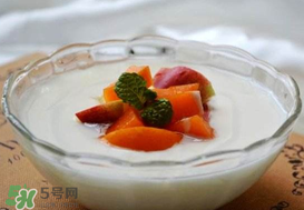 油桃和酸奶能一起吃嗎？油桃能和酸奶一起吃嗎？