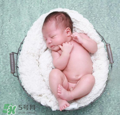 嬰兒吃藥后多久可以吃奶？嬰兒吃藥后多久可以喝奶粉？