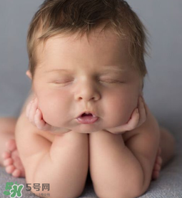嬰兒吃藥后多久可以吃奶？嬰兒吃藥后多久可以喝奶粉？