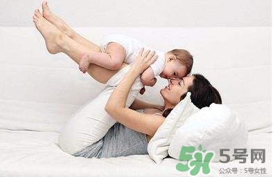 母乳喂養(yǎng)要喂水嗎？純母乳喂養(yǎng)要不要喂水？