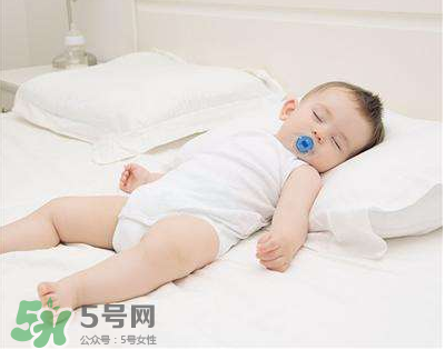夏天寶寶需要穿襪子睡覺嗎？寶寶夏天睡覺要穿襪子嗎？
