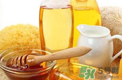吃螃蟹可以喝蜂蜜水嗎？吃螃蟹能喝橙汁嗎？