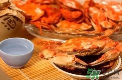 吃花蓋蟹可以喝啤酒嗎？吃花蓋蟹能喝啤酒嗎