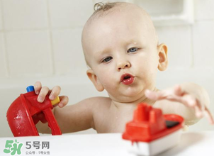 嬰兒浴盆是帶浴網(wǎng)還還是帶浴板好？嬰兒浴盆什么款式好？
