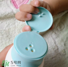 爽身粉可以擦臉上嗎？臉上可不可以涂爽身粉？