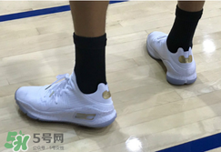 under armour curry 4 low低幫版白金配色上腳怎么樣？