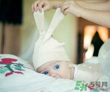 寶寶發(fā)燒是用熱毛巾還是冷毛巾敷？寶寶發(fā)燒用什么毛巾敷？