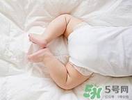 寶寶發(fā)燒是用熱毛巾還是冷毛巾敷？寶寶發(fā)燒用什么毛巾敷？