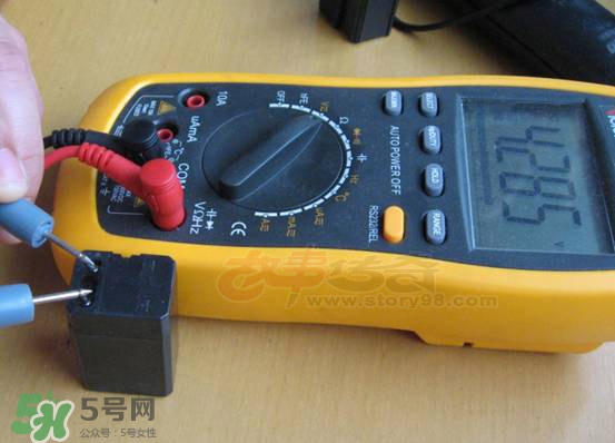 電蚊拍充不進(jìn)電怎么回事？電蚊拍充不了電怎么辦？