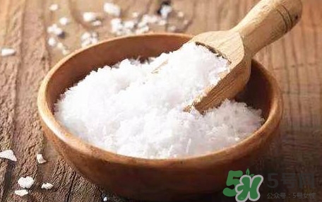 食鹽發(fā)藍(lán)怎么回事？食鹽中一般會(huì)添加什么食品添加劑