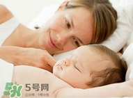 寶寶睡覺突然大哭是什么原因？寶寶睡覺大哭正常嗎？
