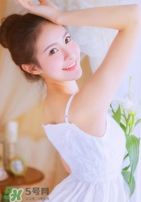 化完妝臉上出油是什么原因？化完妝臉上出油怎么辦？
