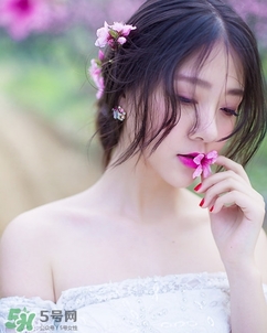 化完妝臉上出油是什么原因？化完妝臉上出油怎么辦？