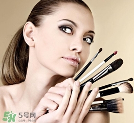 化妝后臉癢是怎么回事？化妝后臉癢怎么辦？