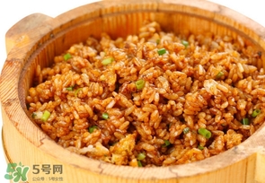 醬油炒飯?jiān)趺醋?？醬油炒飯生抽還是老抽