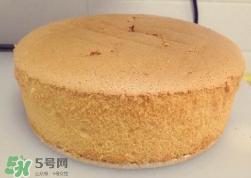 戚風(fēng)蛋糕怎么做才松軟？戚風(fēng)蛋糕怎么切開