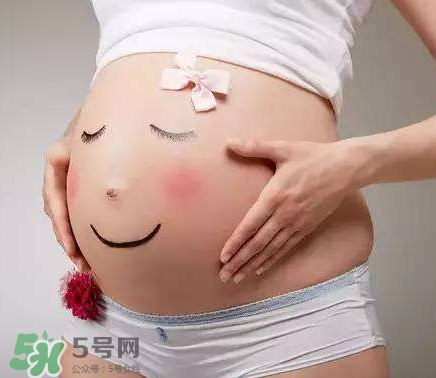 妊娠紋到底是怎么樣形成的？妊娠紋形成的原因是什么