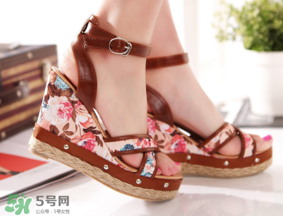 夏天穿涼鞋腳出汗怎么辦？夏天穿涼鞋腳臭怎么辦？