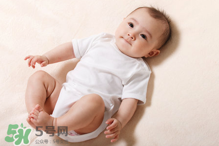 母乳喂養(yǎng)胸部一大一小怎么辦？母乳喂養(yǎng)會導(dǎo)致胸不對稱嗎？