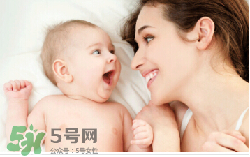 母乳喂養(yǎng)胸部一大一小怎么辦？母乳喂養(yǎng)會導(dǎo)致胸不對稱嗎？