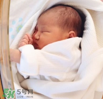 新生兒能用母乳洗臉嗎？新生兒能用母乳擦臉嗎？