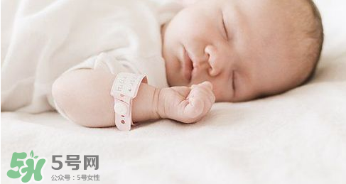 新生兒能用母乳洗臉嗎？新生兒能用母乳擦臉嗎？