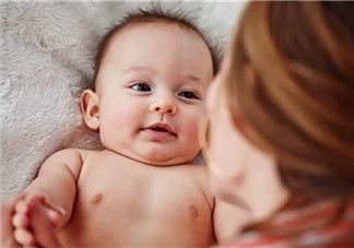 母乳喂養(yǎng)胸部一大一小怎么辦？母乳喂養(yǎng)會(huì)導(dǎo)致胸不對(duì)稱嗎？
