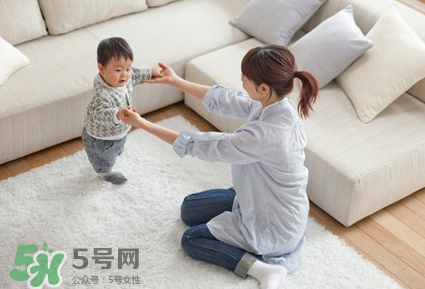 怎么糾正寶寶內(nèi)八字腳？寶寶八字腳幾歲前可以糾正？