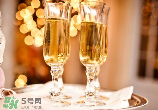 香檳是什么做成的？香檳有甜味的嗎