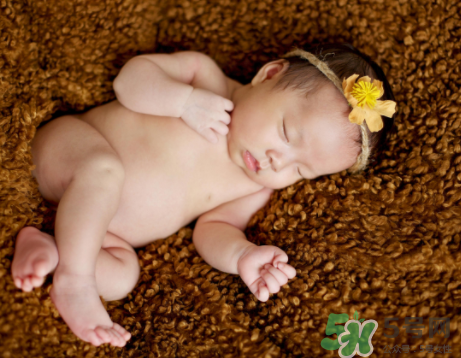 新生兒吃母乳一次吃多久？新生兒吃母乳一次十分鐘正常嗎？