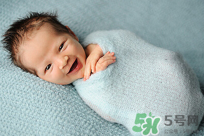 新生兒吃母乳一次吃多久？新生兒吃母乳一次十分鐘正常嗎？