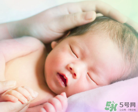 新生兒吃母乳一次吃多久？新生兒吃母乳一次十分鐘正常嗎？