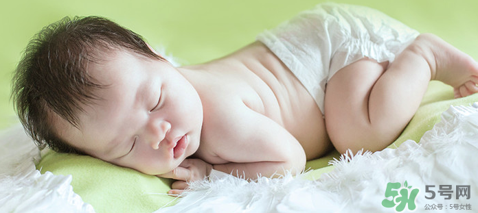 新生兒吃母乳需要喝水嗎？新生兒需不需要要喝水？