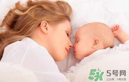新生兒吃母乳需要喝水嗎？新生兒需不需要要喝水？