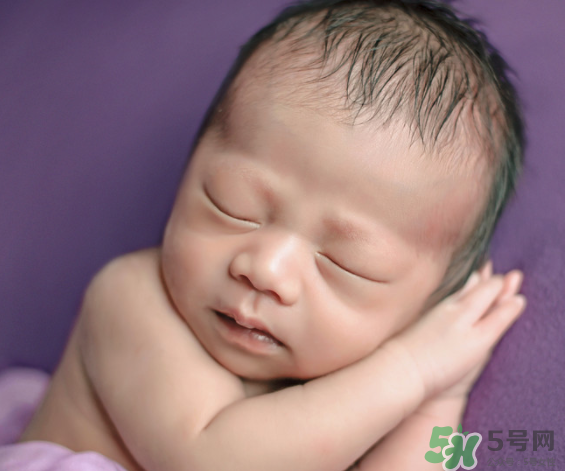 新生兒吃母乳拉稀是怎么回事？新生兒吃母乳拉稀怎么辦？