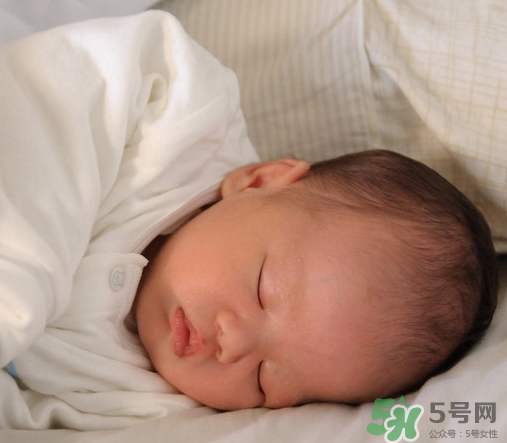 新生兒吃母乳拉稀是怎么回事？新生兒吃母乳拉稀怎么辦？