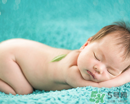 新生兒吃母乳拉奶瓣是怎么回事？新生兒吃母乳會拉奶瓣嗎？