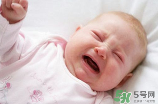新生兒吃母乳拉奶瓣是怎么回事？新生兒吃母乳會拉奶瓣嗎？