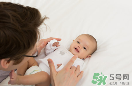 新生兒吃母乳放屁拉稀正常嗎？新生兒吃母乳拉黃水正常嗎？