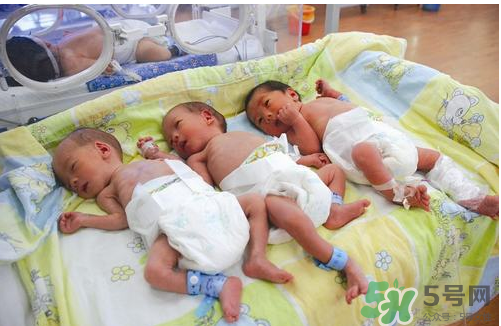 新生兒吃母乳放屁拉稀正常嗎？新生兒吃母乳拉黃水正常嗎？