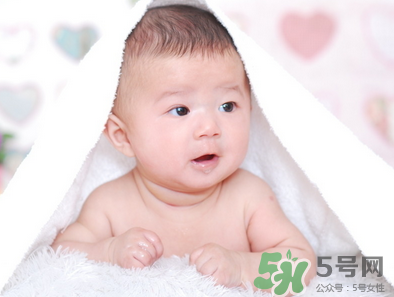 新生兒吃母乳放屁拉稀正常嗎？新生兒吃母乳拉黃水正常嗎？
