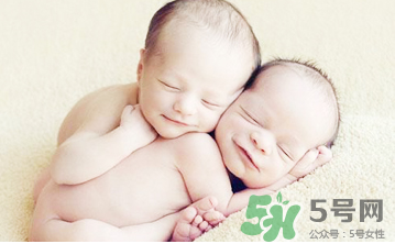新生兒吃母乳放屁拉稀正常嗎？新生兒吃母乳拉黃水正常嗎？