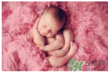 新生兒一月長(zhǎng)幾斤正常？新生兒一月長(zhǎng)多少厘米？