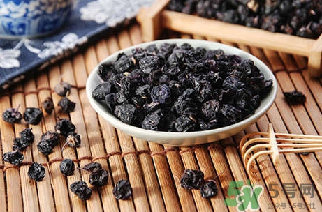 黑枸杞能和蜂蜜一起喝嗎？蜂蜜可以和黑枸杞一起喝嗎
