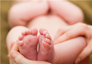 新生兒吃母乳拉奶瓣是怎么回事？新生兒吃母乳會拉奶瓣嗎？