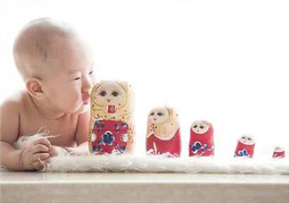 新生兒吃母乳放屁拉稀正常嗎？新生兒吃母乳拉黃水正常嗎？