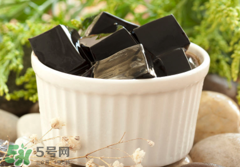 龜苓膏是烏龜做的嗎？龜苓膏是什么做的？