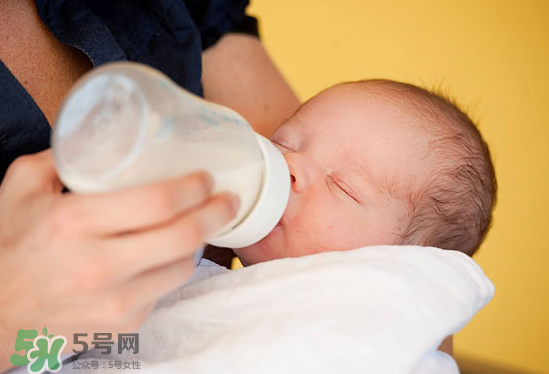 嬰兒吐奶和嘔吐的區(qū)別？怎么判斷嬰兒是吐奶還是嘔吐？