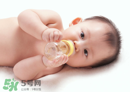 嬰兒吐奶和嘔吐的區(qū)別？怎么判斷嬰兒是吐奶還是嘔吐？